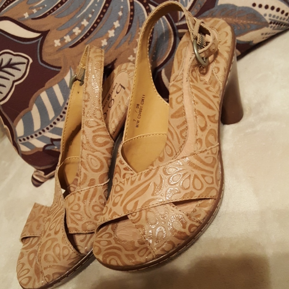 b.o.c. women's shoe Tan Leather embossed
